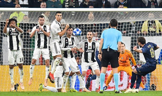 Pogba trở về Manchester muộn - Bóng Đá