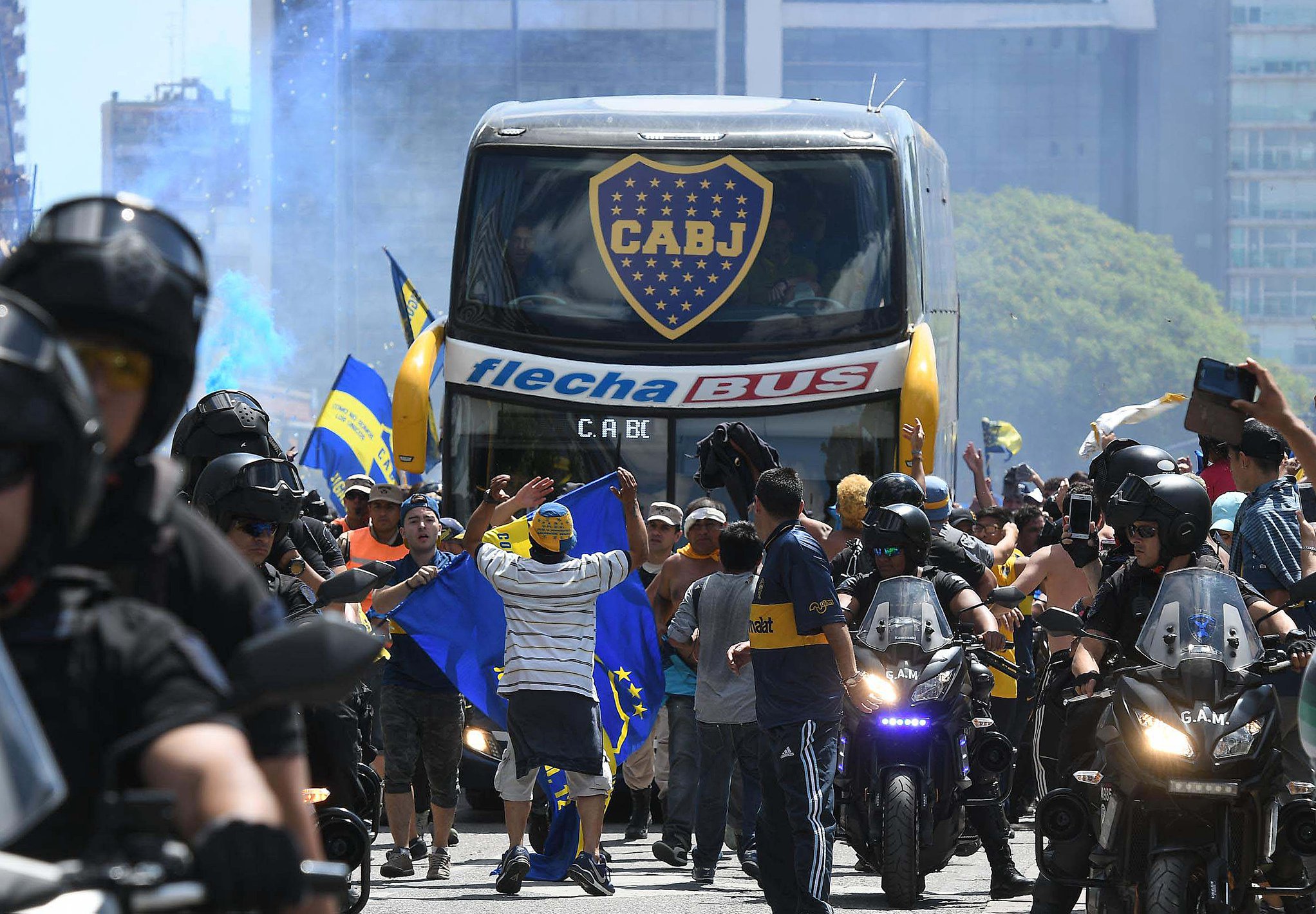 Fans River Palate tấn công Boca - Bóng Đá