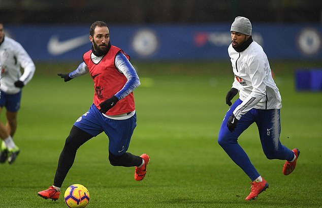 Tân binh Gonzalo Higuain vẫn đang tìm kiếm bàn thắng đầu tiên của mình ở Chelsea.