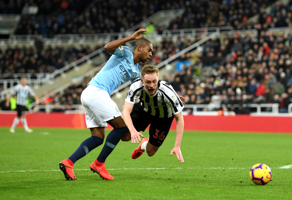 = 8. Fernandinho (Manchester City, 37 lỗi).