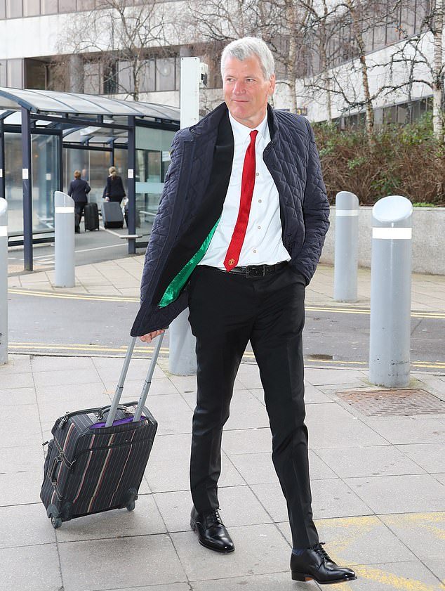 Cựu giám đốc điều hành của Man Utd, David Gill cũng có mặt cùng đội bóng. Ở trận lượt đi vòng knock-out Champions League với PSG, Man Utd dù có lợi thế sân nhà vẫn để thua 0-2. Lần này, có lẽ họ cần đến điều thần kì để ngược dòng thành công.