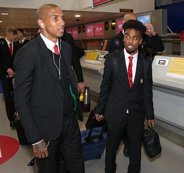 Ashley Young và Angel Gomes - bộ đôi 1 già 1 trẻ của Man Utd.