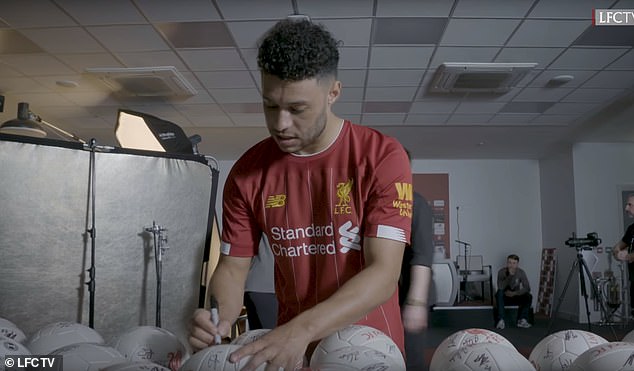 Liverpool ra mắt áo đấu - Bóng Đá