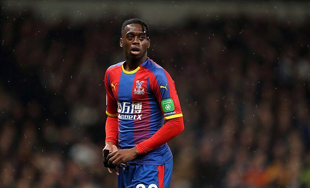Man Utd đã đồng ý trả 45 triệu bảng, kèm 5 triệu trả thêm tùy thành tích cho tuyển thủ U21 Anh. Như vậy, Wan-Bissaka sẽ trở thành bản hợp đồng đắt thứ 5 trong lịch sử CLB, sau Angel Di Maria, Fred, Romelu Lukaku và Paul Pogba.