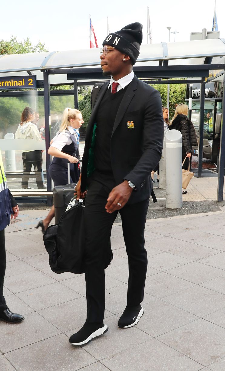 Paul Pogba ăn vận rất nổi bật.