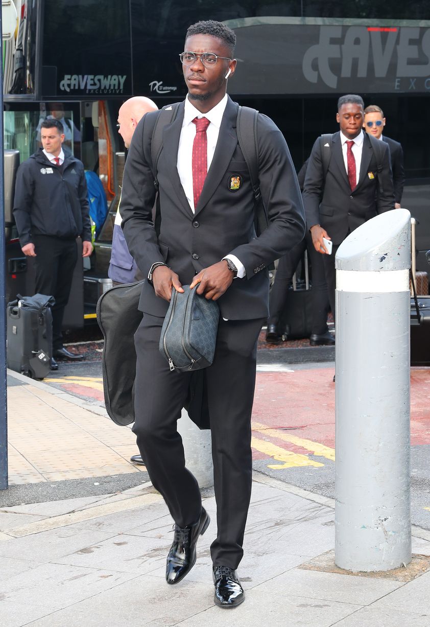 Axel Tuanzebe sẽ giúp HLV Solskjaer an tâm phần nào với hàng phòng ngự.