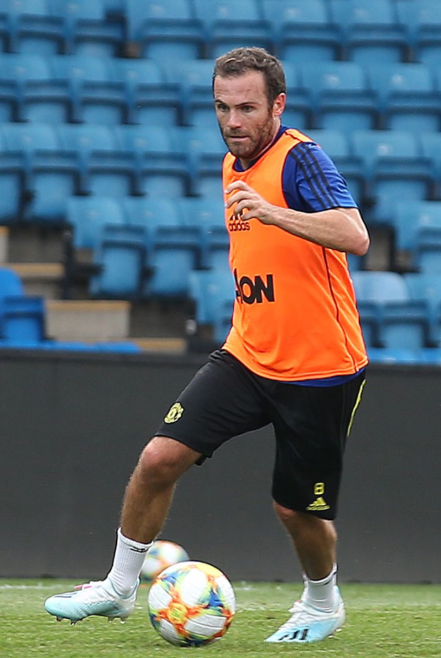Tương tự, Juan Mata cũng sẽ rất hữu ích trong sơ đồ 4-2-3-1 nhờ nhãn quan, kĩ thuật, sự tinh tế lẫn kinh nghiệm của mình.