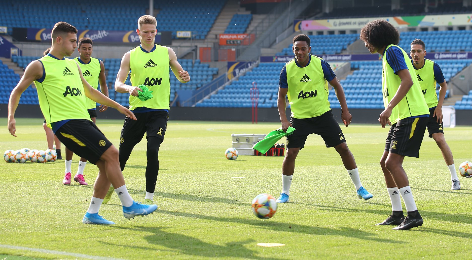 Toàn đội Man Utd chỉ tập nhẹ trên quê hương của Solskjaer.