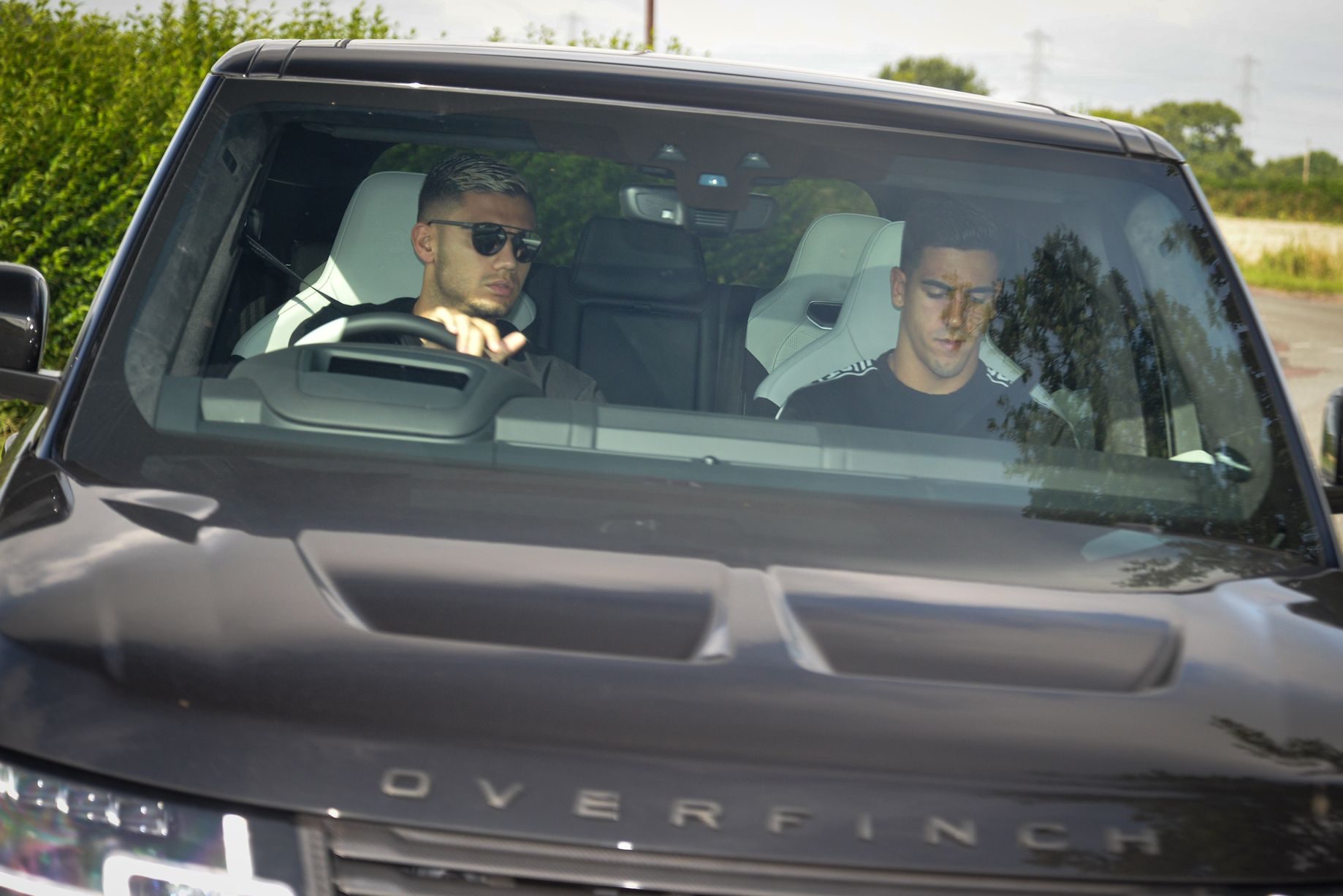 Manchester United players arrive at Carrington on deadline day - Bóng Đá