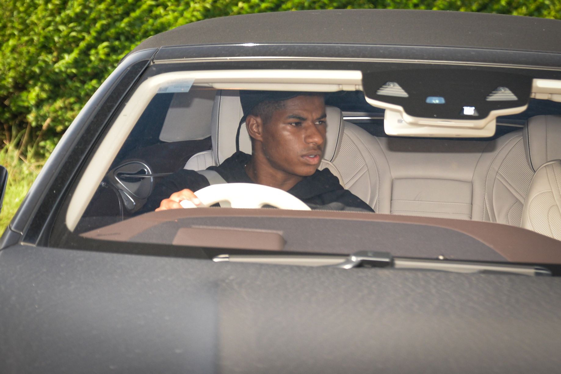 Manchester United players arrive at Carrington on deadline day - Bóng Đá