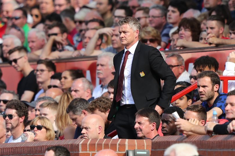 Solskjaer nên đưa Man Utd trở lại đá 4-3-3.