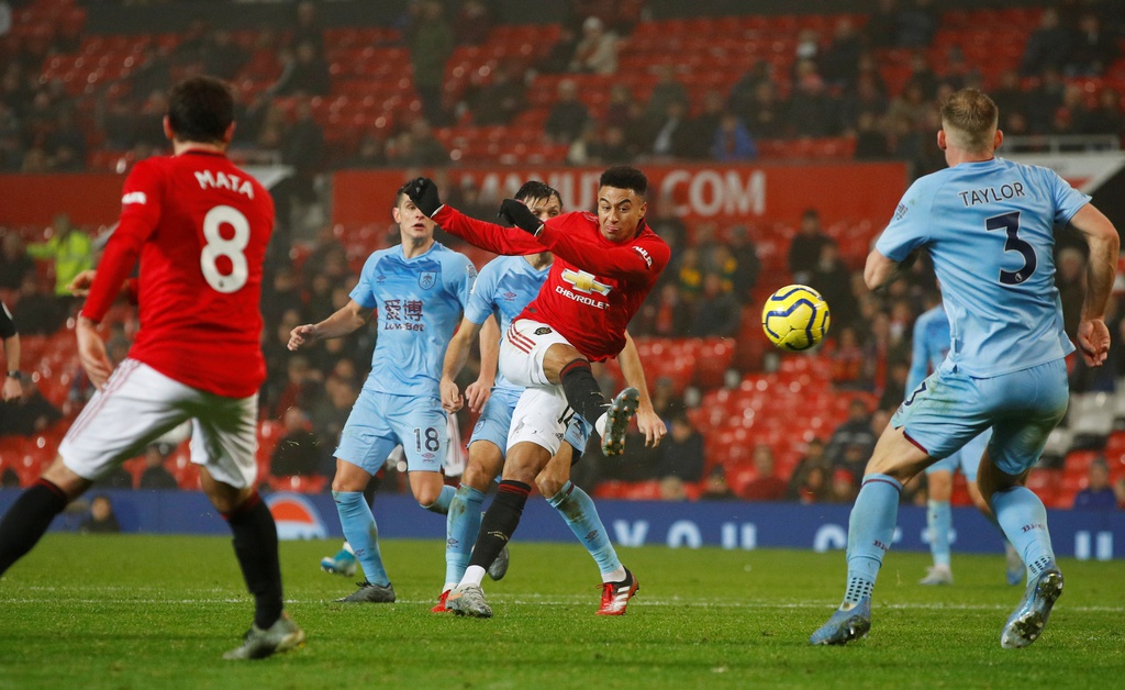 United fans pick out Aaron Wan-Bissaka as small positive in defeat - Bóng Đá