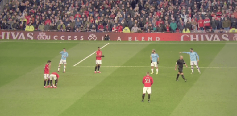 Fernandes và Fred trước chấm đá phạt. Ngôi sao người Bồ Đào Nha trao đổi gì đó với Fred.