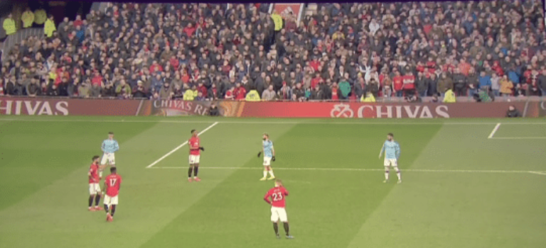 Cả 2 người đều không chú ý gì đến Martial. Martial cũng vậy.