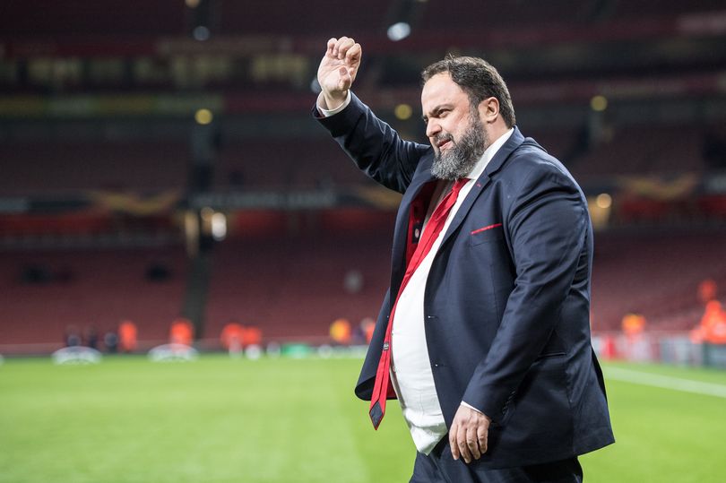 Evangelos Marinakis ăn mừng chiến thắng tại Emirates.