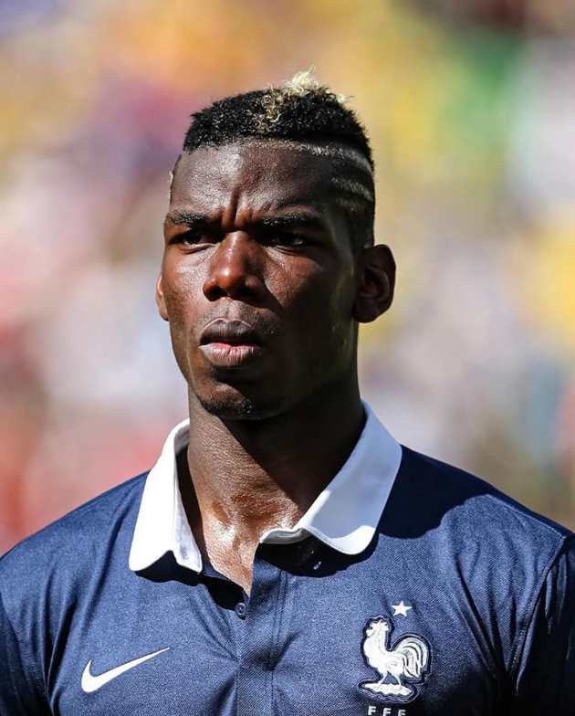 Khi lên tuyển, Pogba vẫn giữ được thói quen chăm sóc đầu tóc của mình.