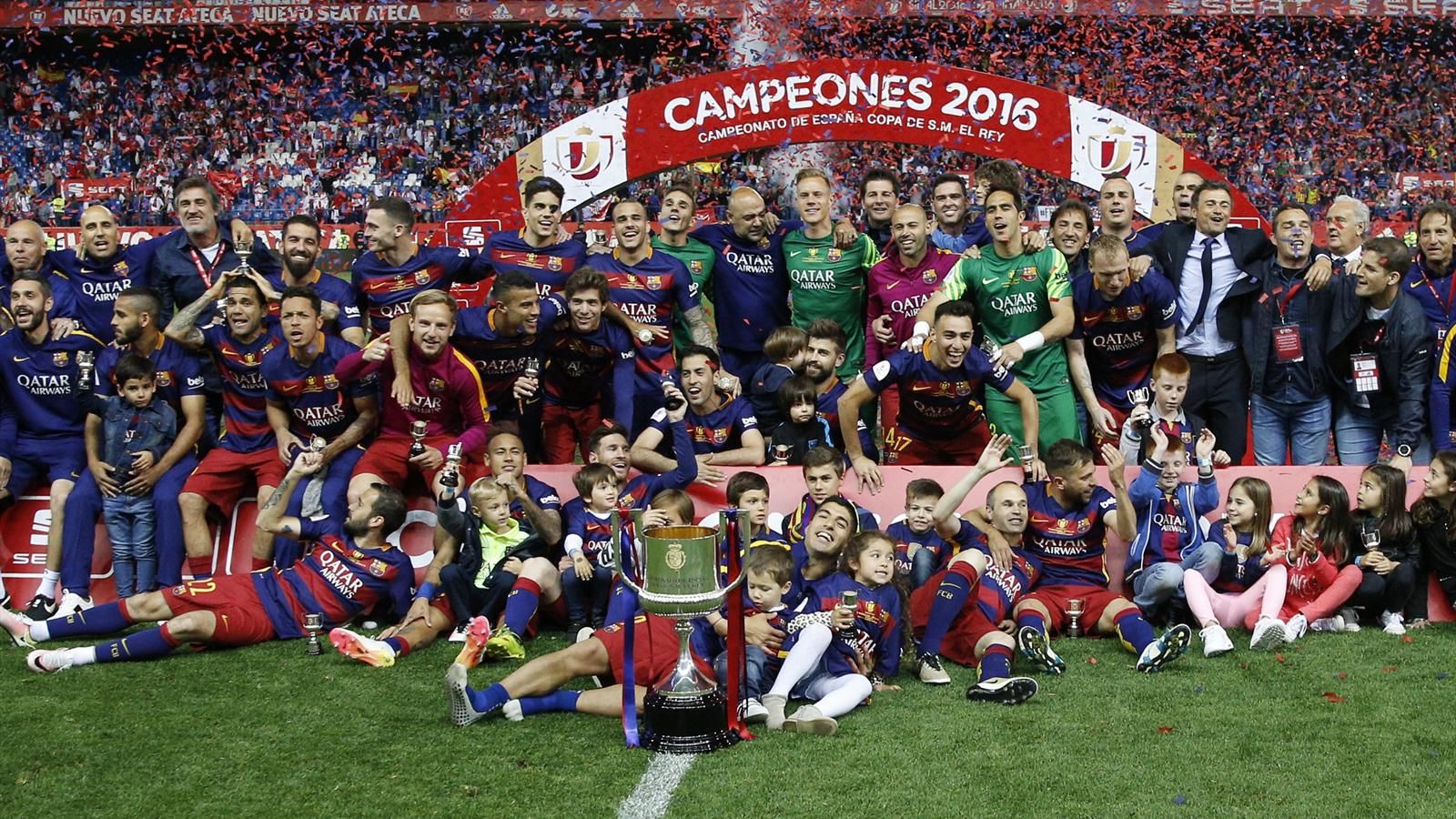 7. Cúp Nhà Vua Tây Ban Nha (Copa del Rey) 2015/16. Thêm một lần nữa, con đường đến chức vô địch cúp Nhà Vua của Barca không có bóng dáng đại kình địch Real. Dù Mascherano phải nhận thẻ đỏ từ rất sớm nhưng Barca vẫn cầm cự và vượt qua Sevilla trong hiệp phụ bằng 2 bàn thắng của Jordi Alba và Neymar. Ảnh: Daily Mail.