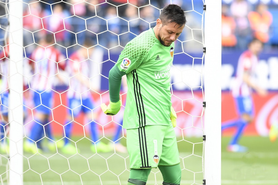 Vẻ mặt thất vọng của Diego Alves khi phải nhận bàn thua.