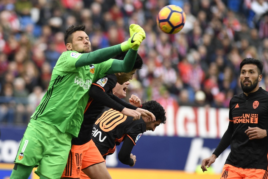 Dù rất nỗ lực nhưng anh vẫn phải vào lưới nhặt bóng 3 lần.