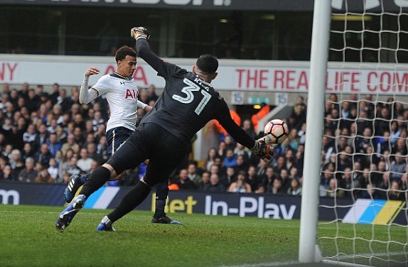 Dele Alli là người tiếp theo điền tên lên bảng tỉ số. Ảnh: Daily Mail