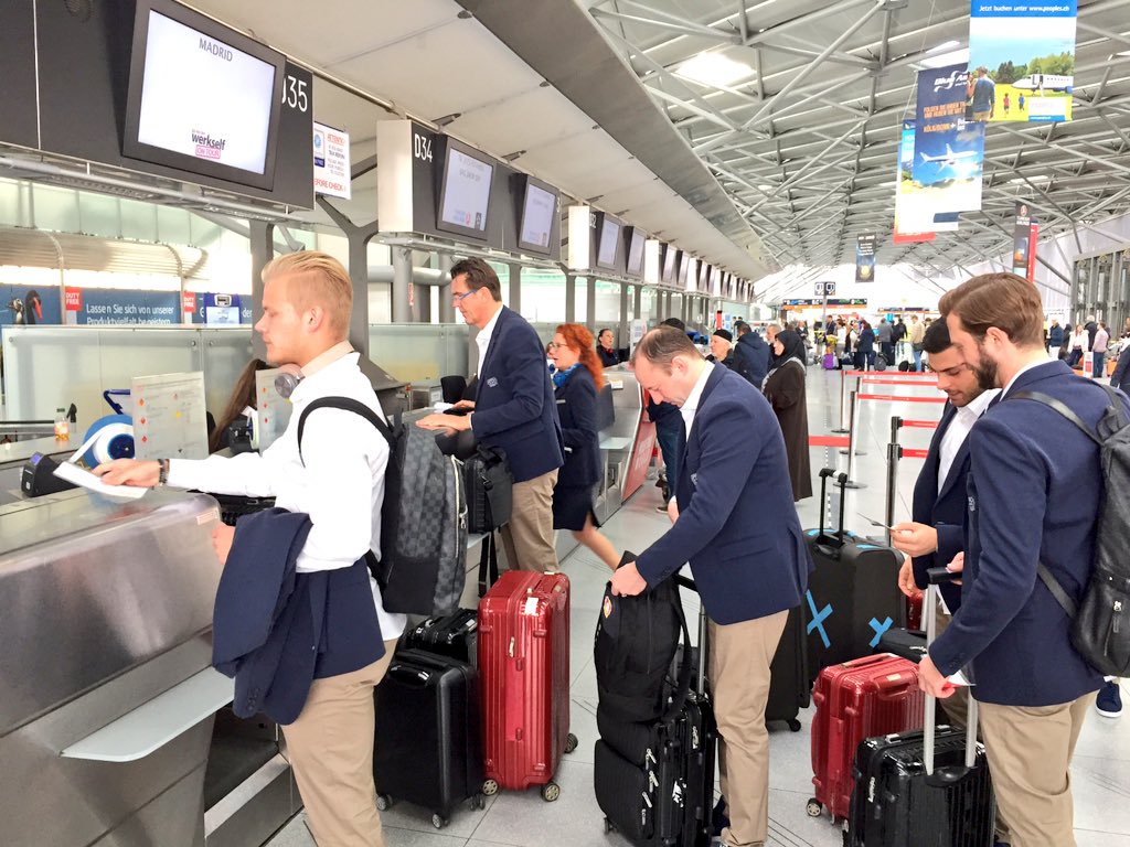 Các cầu thủ Leverkusen kiểm tra an ninh trước khi lên máy bay sang Madrid.