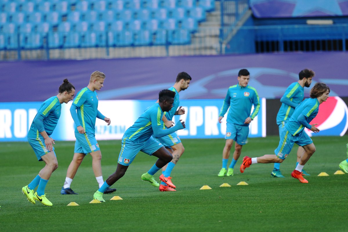 Các cầu thủ Leverkusen khởi động.