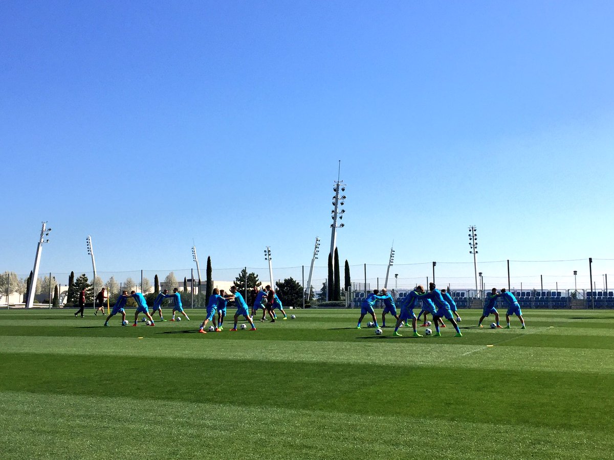 Cách đây hơn 1 tiếng, các cầu thủ Leverkusen có một buổi tập nhẹ trên SVĐ gần khách sạn. Thầy trò Korkut gần như đã hoàn tất mọi khâu chuẩn bị cho trận chiến rạng sáng mai.