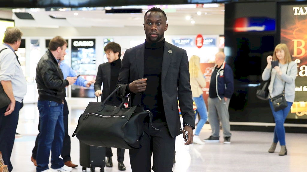 Trong trang phục này, "thảm họa" Sagna ngày nào trông cực kì phong độ.