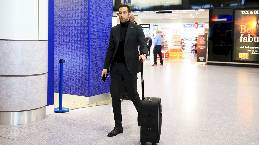 Vẻ "soái ca" của thủ thành Bravo.