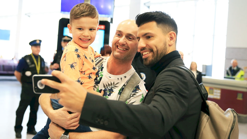 Anh vui vẻ chụp hình với CĐV.