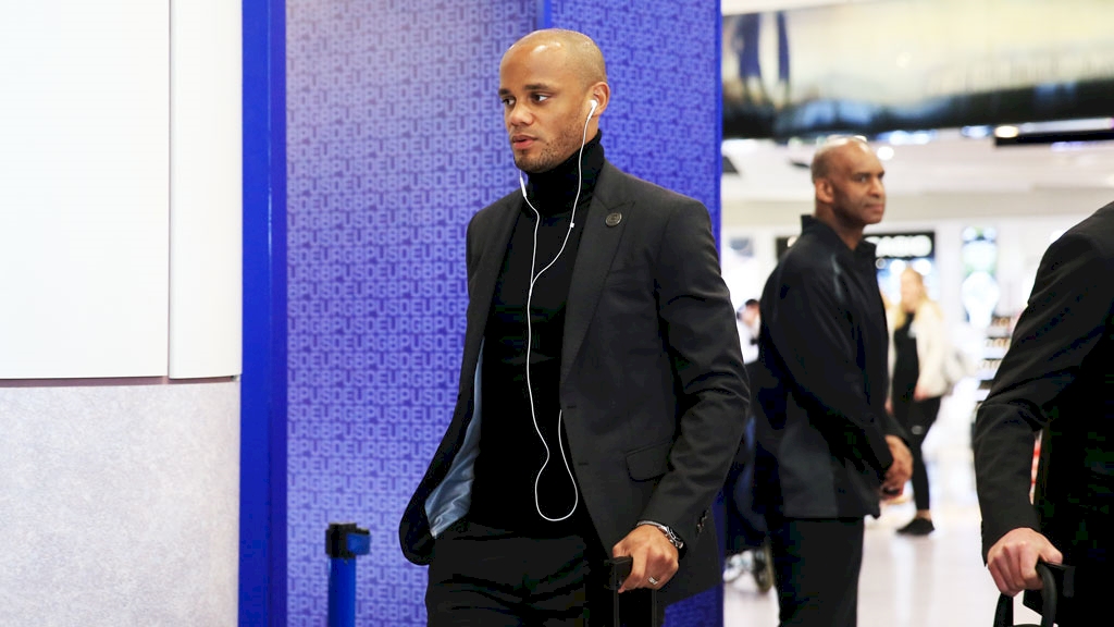 Kompany cũng không kém cạnh.