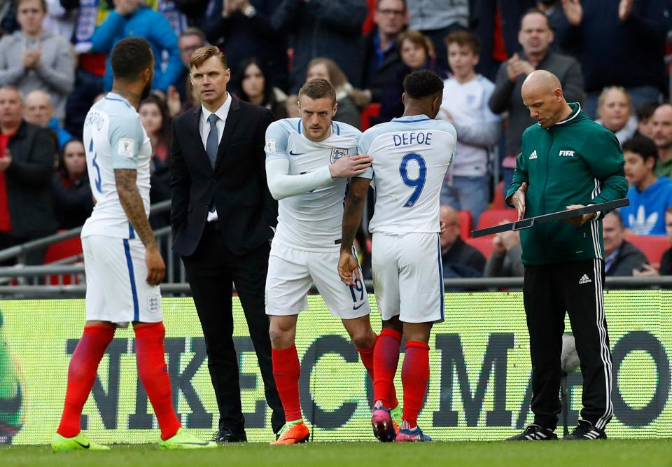 Defoe và Vardy cùng ghi bàn đem về chiến thắng cho Tam sư.
