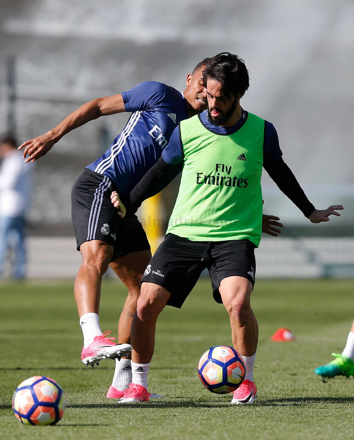 Theo tin từ trang chủ Real, các cầu thủ Ramos, Morata, Carvajal và Bale đang tích cực tập luyện tại phòng gym và sẽ sớm trở lại sân tập.