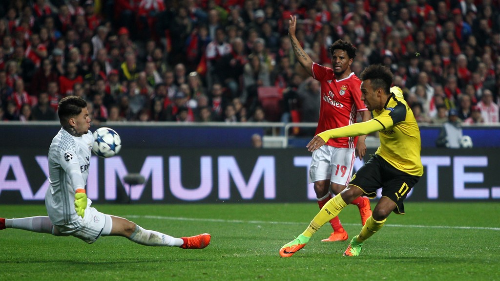 Aubameyang hành hạ hàng phòng ngự Benfica.