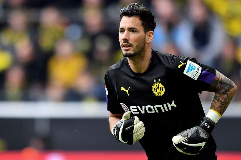 Thủ môn: Roman Burki (14/11/1990). So với những thủ môn còn lại, thủ thành Thụy Sĩ là người có tuổi đời trẻ nhất. Kể từ mùa giải năm ngoái, anh đã thay thế Roman Weidenfeller trở thành thủ môn số 1 của đội bóng vùng Ruhr. Giá trị chuyển nhượng: 7,5 triệu euro.