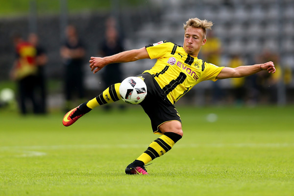 Hậu vệ phải: Felix Passlack (29/05/1998). Mới chỉ 18 tuổi nhưng Passlack đã ra mắt Dortmund từ mùa giải năm ngoái. Đến năm nay, anh đã được HLV Tuchel sử dụng nhiều hơn. Passlack ra sân 2 lần ở Champions League mùa này và ghi được 1 bàn trong trận thắng Legia 8-4. Điểm mạnh của Passlack là sự đa năng, anh có thể thi đấu hậu vệ cánh, tiền vệ cánh, tiền vệ phòng ngự và thậm chí là tiền đạo. Giá trị chuyển nhượng: 3 triệu euro.