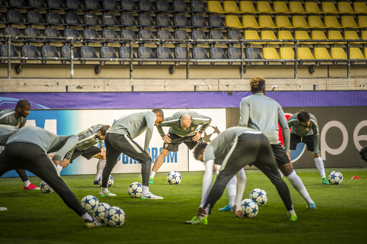 Các cầu thủ khởi động trước khi khi tập luyện.