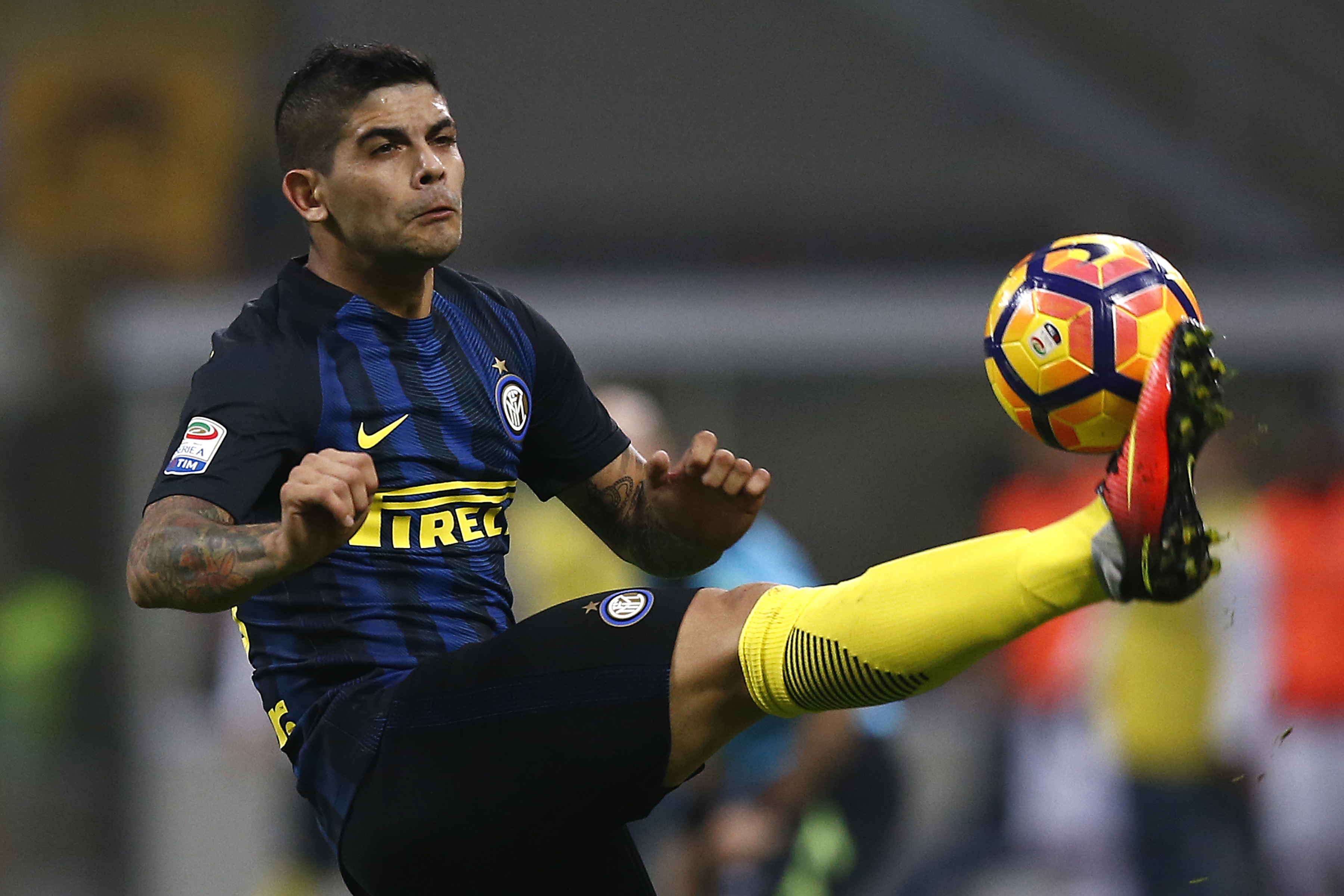 Tiền vệ trung tâm: Ever Banega (Inter). Tiền vệ Argentina là nhạc trưởng của Inter mùa giải này. Anh hiện đang có 6 bàn thắng, 6 kiến tạo sau 25 lần ra tại Serie A.
