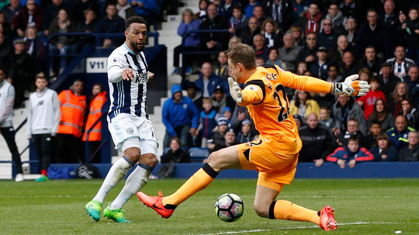 Mignolet giành chiến thắng trong pha đối mặt.