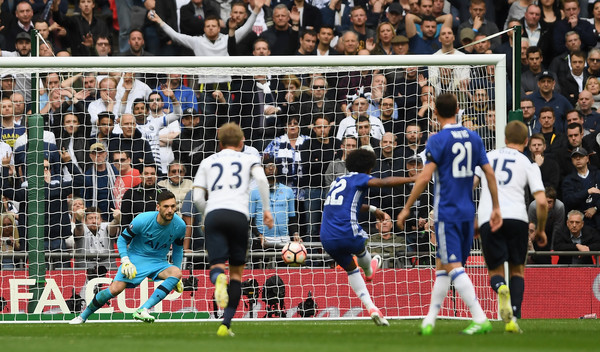 Hiệp một kết thúc với cú sút penalty thành công của Willian.