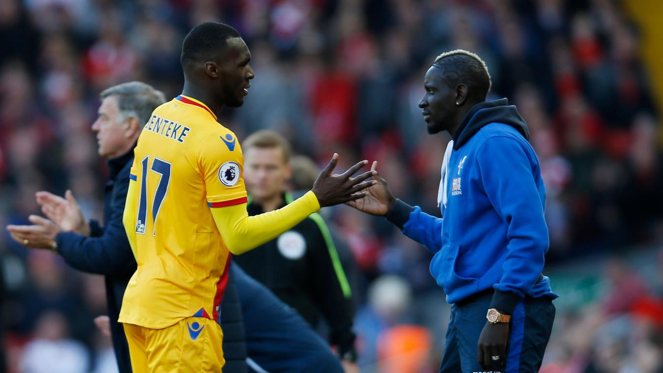 ...tiền đạo người Bỉ đã có pha ăn mừng với Sakho. Cần phải biết rằng, trong khi Benteke là cầu thủ cũ Liverpool thì Sakho vẫn đang thuộc biên chế đội bóng thành phố cảng. CĐV Anfield không khỏi ngứa mắt trước hình ảnh này.