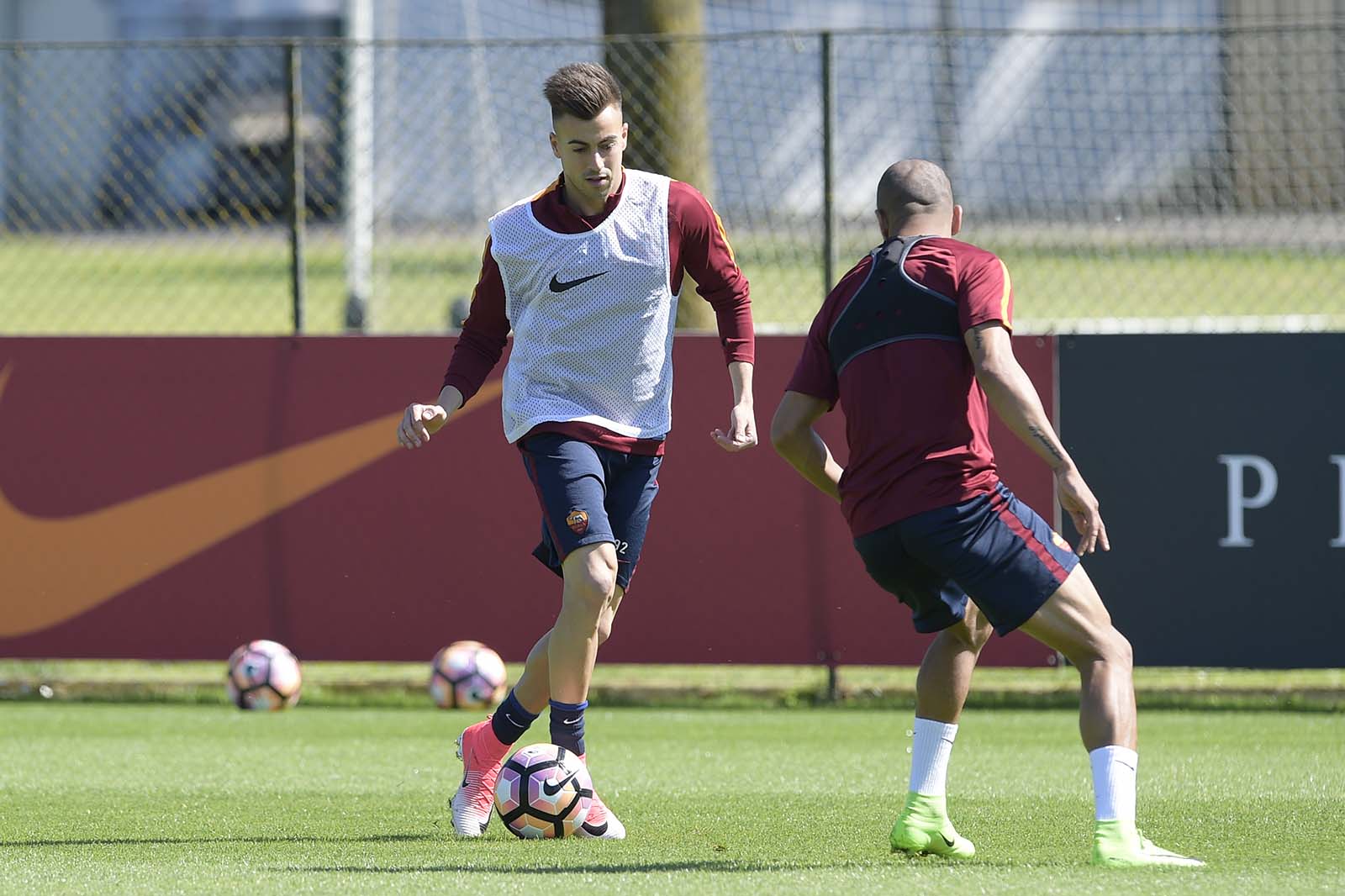 El Shaarawy chuẩn bị qua người.