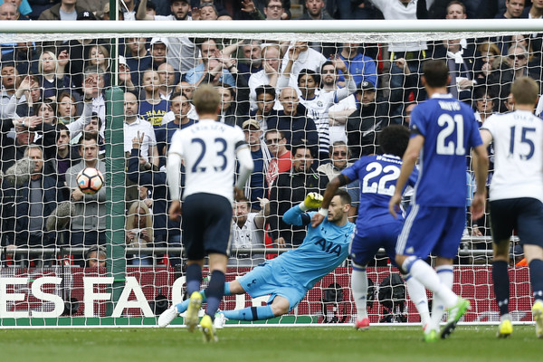 Chelsea chấm dứt mạch 8 trận thắng trên mọi đấu trường của Spurs.