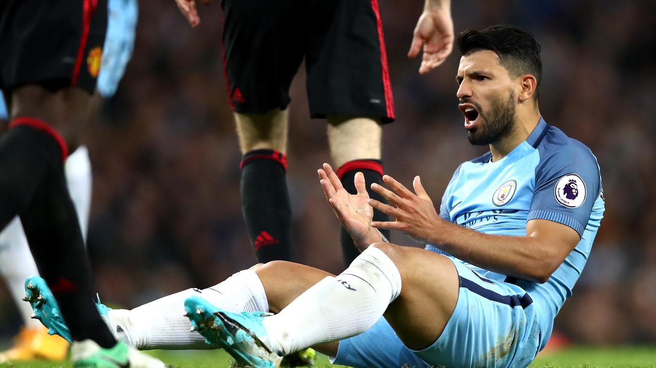 Nhưng Aguero không thể phá lưới Man United.