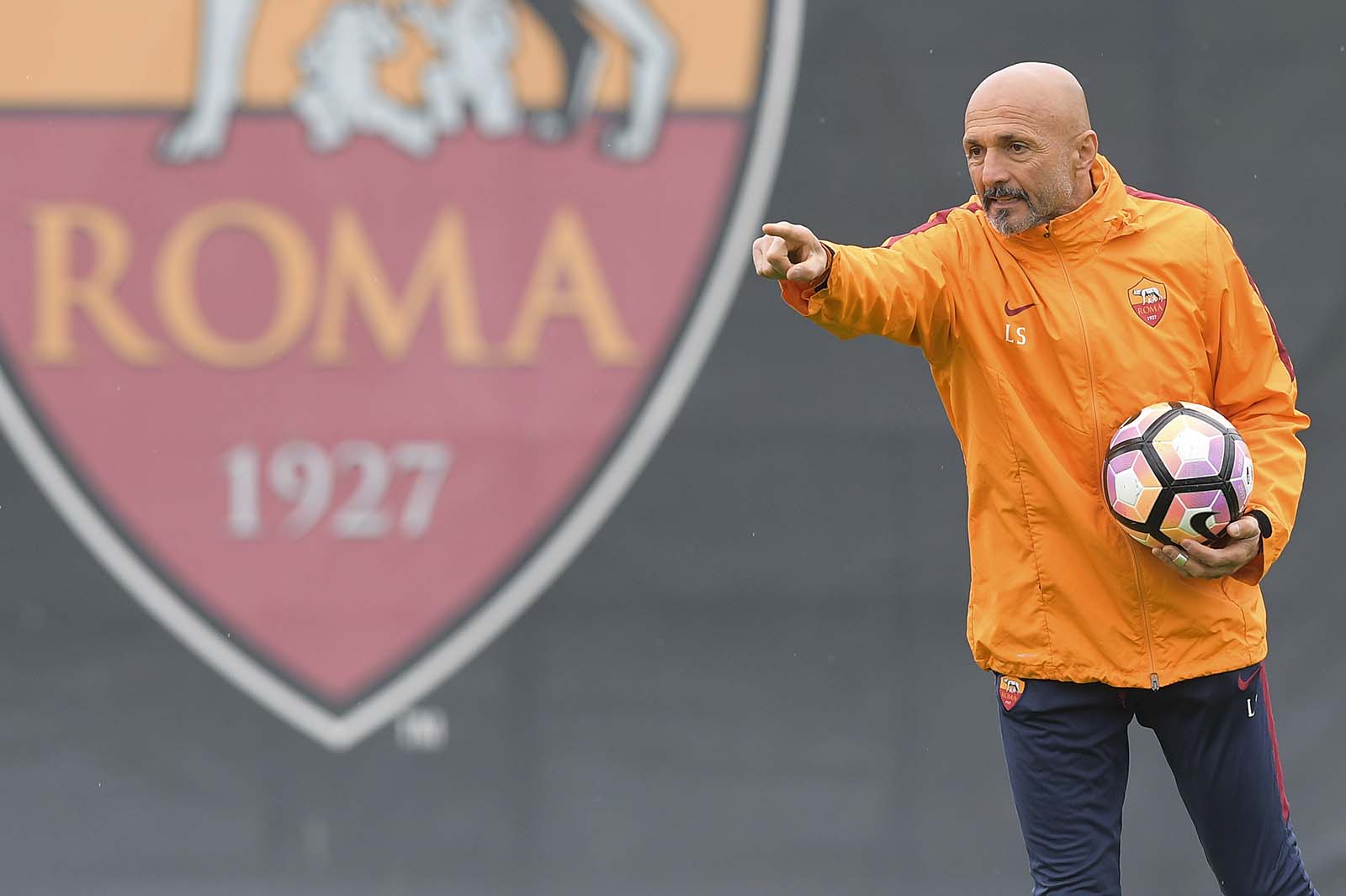 Spalletti chỉ đạo buổi tập với vẻ mặt nghiêm khắc.