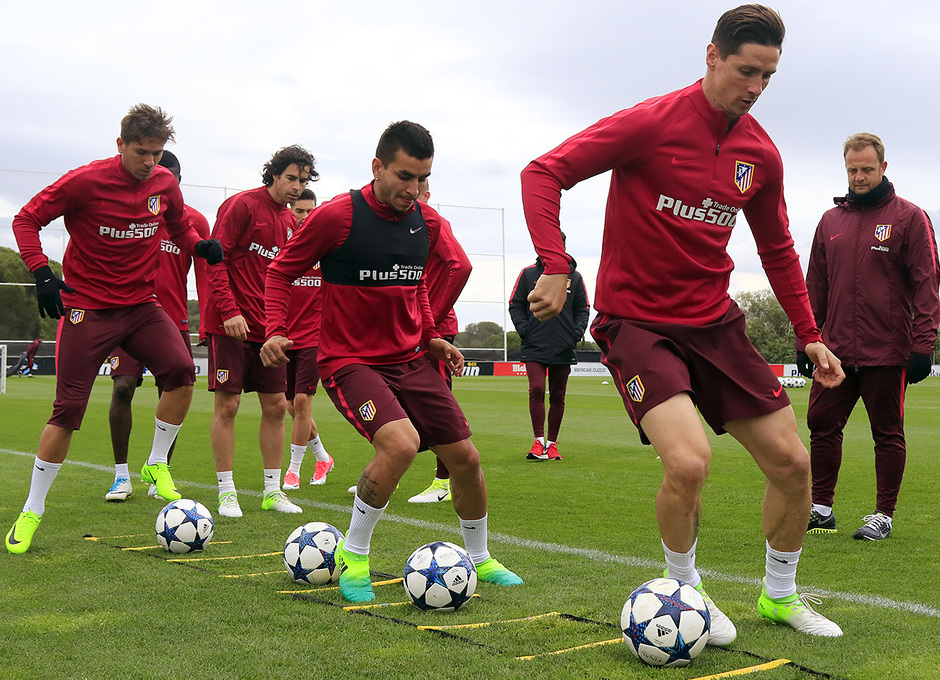 Torres dẫn đầu trong bài tập khởi động với bóng.