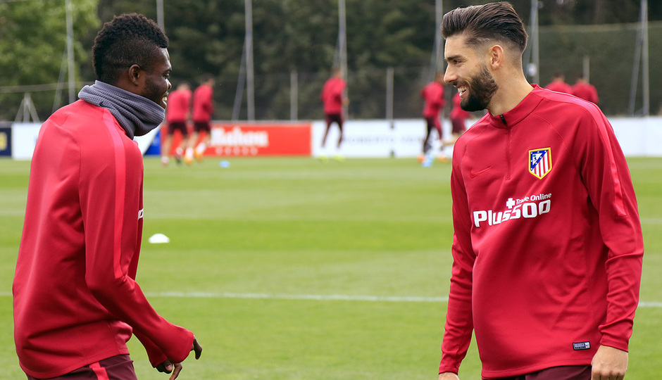 Những nụ cười xoa dịu bớt sự mệt mỏi sau các bài tập. Atletico đã thất bại trước Real 3 năm liên tiếp tại Champions League. Đây là cơ hội để họ phục thù đội bóng cùng thành phố.