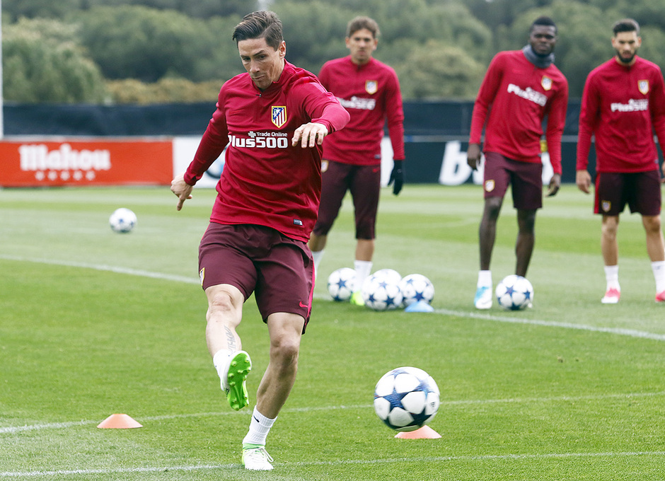 Sau đó, anh chuyển sang tập luyện những cú sút quen thuộc.