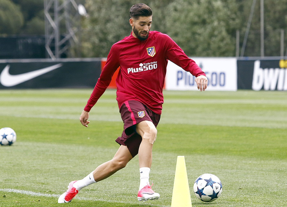 Carrasco thể hiện kỹ năng điêu luyện trong các pha rê bóng.