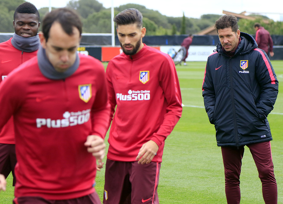 HLV Simeone chăm chú theo dõi các cầu thủ.